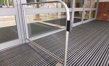 Pedestrian Safety Barriers for Entrances with Automatic Doors