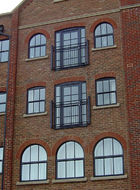 Vertical sliding aluminium windows